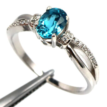 Pierścionek z topazem i cyrkonami