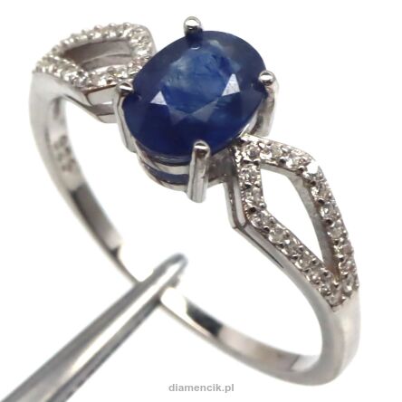 Pierścionek z szafirem i cyrkonami
