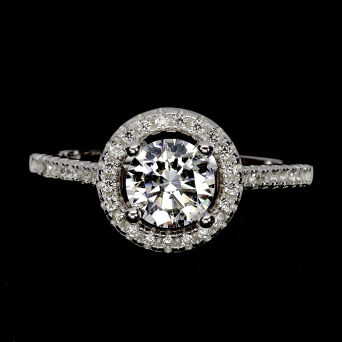 Pierścionek z cyrkoniami