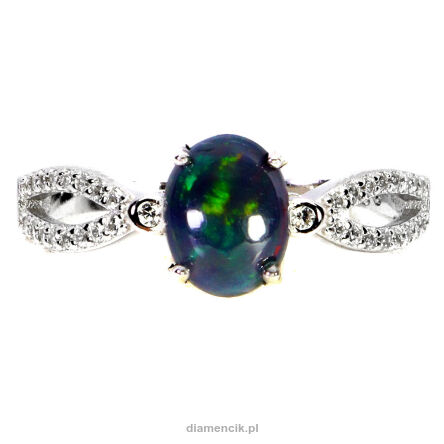 Pierścionek z czarnym opalem i cyrkoniami