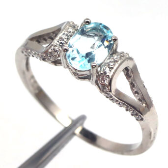 Pierścionek z topazem i cyrkonami