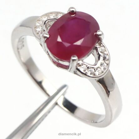 Pierścionek z rubinem i cyrkonami