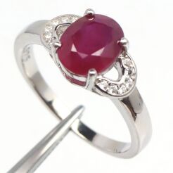 Pierścionek z rubinem i cyrkonami
